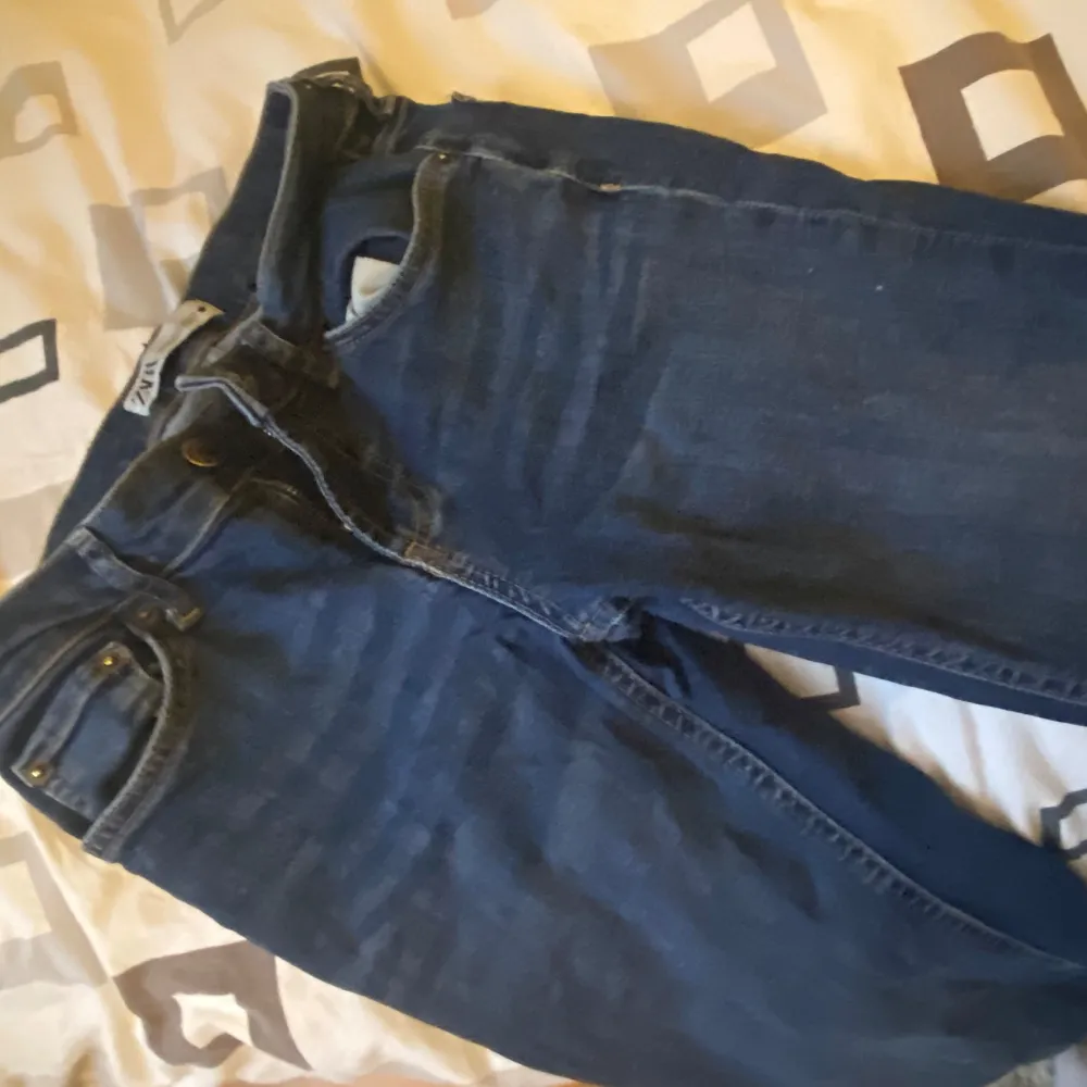 Säljer ett par snygga blå jeans i bra skick 💓 Passar någon som är runt 165cm lång . Jeans & Byxor.