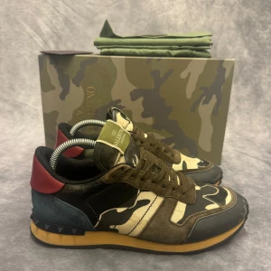 VALENTINO ROCKRUNNERS  - - Valentino Rockrunners- Skick: 8/10 - Tillbehör: Enbart skorna - Storlek 40 - Nypris ca 7500kr // DeluxeCloset