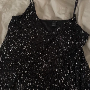 Glitter linne  -  Jätte snyggt glitter linne som passar perfekt till fest eller till nyår❣️ Anvönd 1 gång