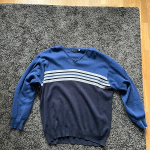 Vintage tröja  - Säljer en snygg blå tröja i ett vintage struk