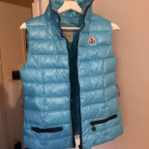 Moncler väst  - Storlek XS/S i fint skick💙💙såå snygg färg som sticker ut 