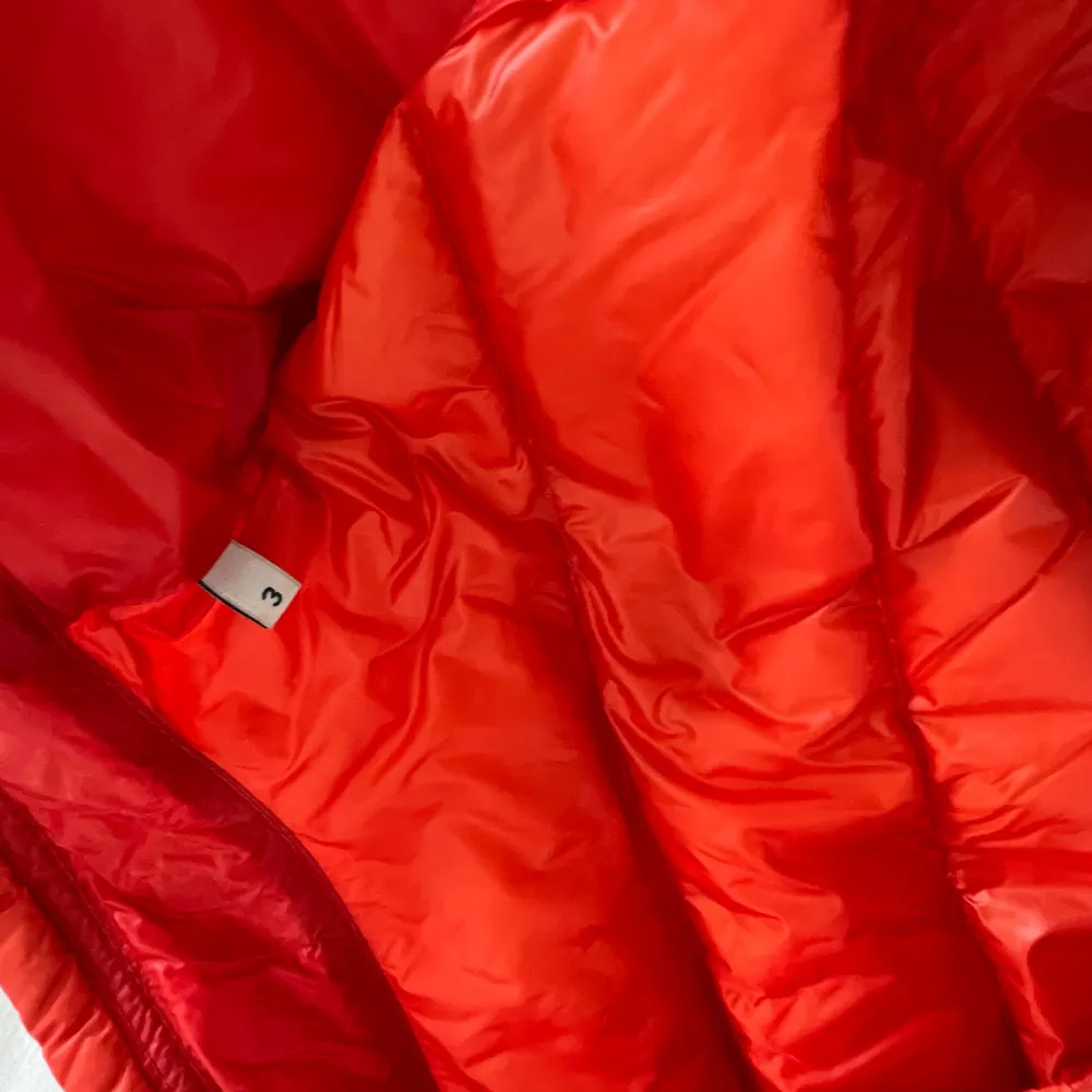 Säljer en snygg orange dunväst från Moncler i mycket bra skick. Stoleken är 3 vilket motsvarar Medium. Västen har en dragkedja framtill och två praktiska fickor med dragkedjor. Perfekt för höst och vår när du vill hålla dig varm men ändå se stilren ut. Passar både till vardags och lite finare tillfällen.. Jackor.