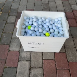 Golfbollar  - Säljer vältvättade golfbollar med märkerna Wilson och Bridgestone. Tar 5kr/bollen 