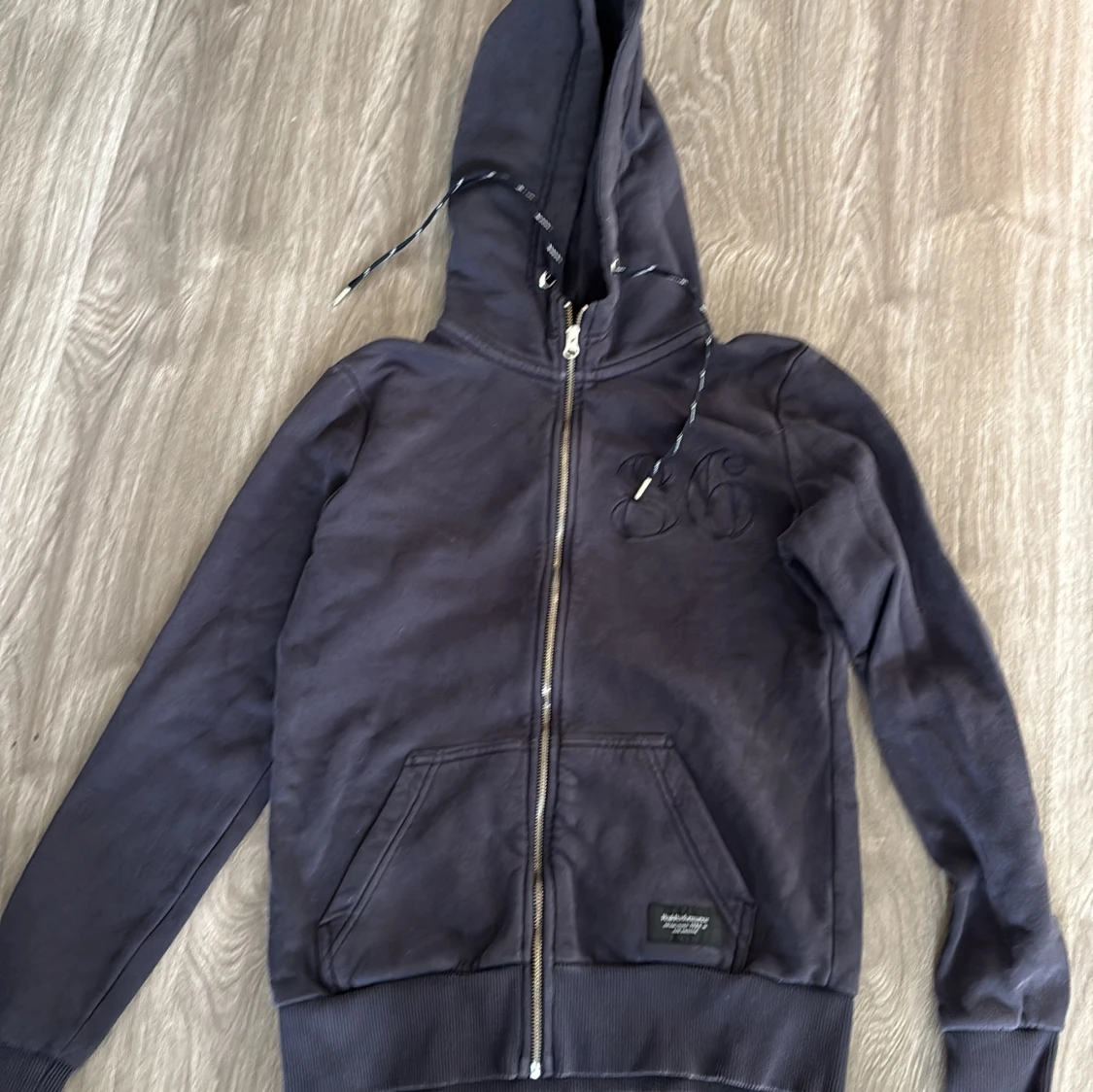 Svart hoodie från Peak Performance