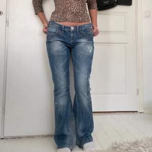 Jättesnygga lågmidjade jeans från river island! Midjemått:39cm innerben:76cm modelle:159cm