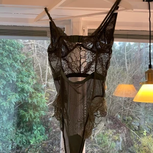 Oanvänd mörkgrön spetsbody - Oanvänd mörkgrön spetsbody. Storlek 34/XS