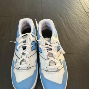 New Balance 550 sneakers i blått och vitt - Säljer ett par New Balance 550 sneakers i snyggt blått och vitt. De har en klassisk design med snörning och är i mycket bra skick. Perfekta för både vardag och träning. Storlek 44, köpta på pardon my kicks. Pris kan diskuteras