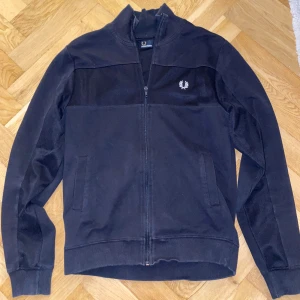 FRED PERRY zip-up tröja  - Fin marinblå zip-up tröja från fredperry  i storlek S