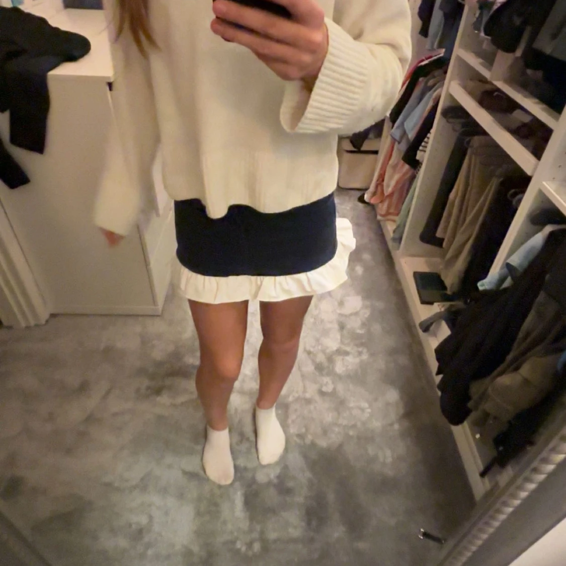 Mörkblå kjol med vit volang