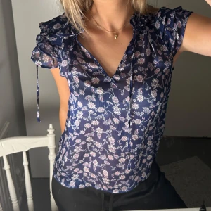 Blommig blus från mango - Säljer denna blusen från Mango som är superfin, i stolek s och i mycket bra skick. Knappt använd💗💗