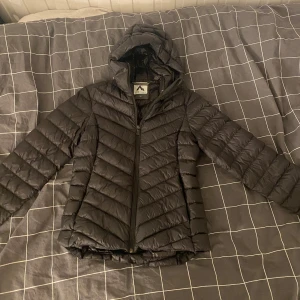 Jacka  - Säljer pågrund av att den är för liten. Jätte bra skick inga hål. Skriv för bättre bilder😊