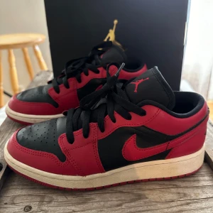Jordan 1 low (GS) - Använda max 20 gånger, bra skick Tveka inte på att kontakta mig vid funderingar 