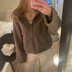 Teddyjacka - Jättefin teddyjacka från hm 💗 Aldrig använd då jag har fått tag i en vit. Man får ge prisförslag💞💞 