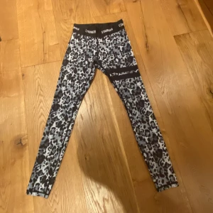 Lebardmönstarade stronges tigts - Nästan nya använda 3-4 gånger. Säljer de pågrund av att de aldrig används.