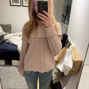 säljer denna gulliga offshouldertröjan så jag själv inte gillar offshoulder så den är nästan aldrig använd 💞