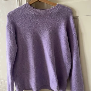 Tröja  -  Säljer denna gosiga stickade tröjan. Väldigt fin och bra skick