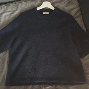 Stickad T-shirt - Säljer denna populära stickade T-shirten från gina Tricot