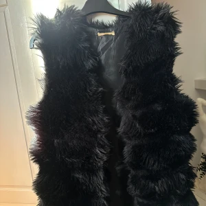 Päls väst - Fejk päls i storlek M/L men passar mer som S.