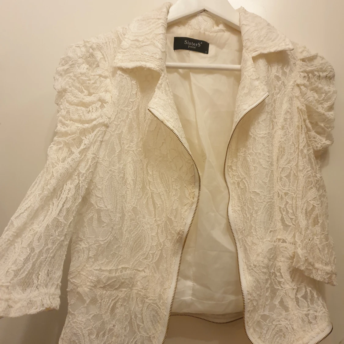 Vit spetsjacka från Sisters