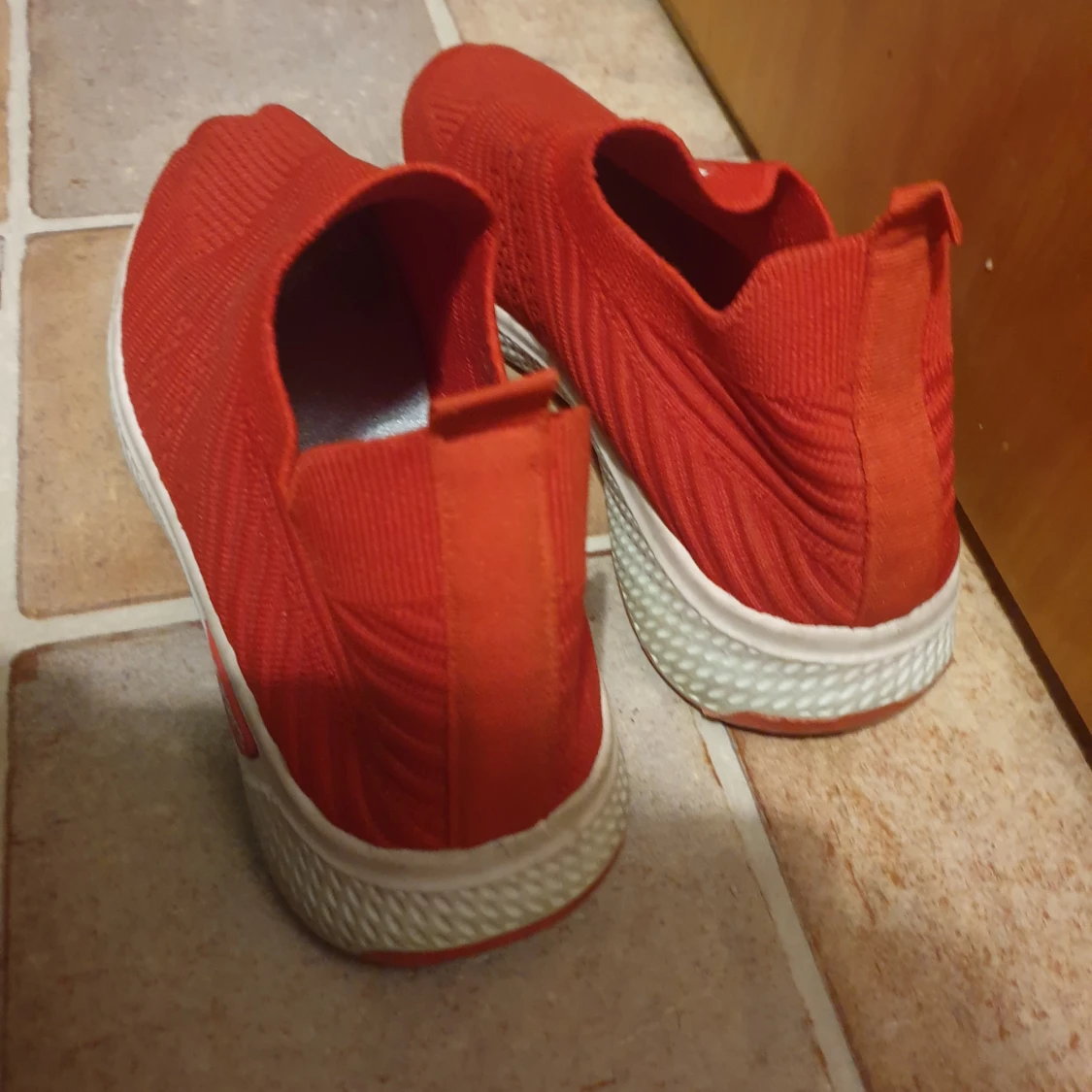 Röda sneakers med text - 90