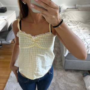 Rutig topp - Säljer en söt rutig topp med knytning i banden, fint skick, Helt oanvänd, priset kan diskuteras!💕