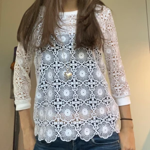 Jättefin tröja med spets/virkat mönster  - Fin trekvartsärmad tröja med virkade blommor💕💕den är inte virkad på baksidan utan där är det vanligt bomullstyg - skriv om du har frågor