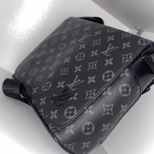  Louise Whitton  - Bra sick köpte den när ja va i Milano i Italien 🇮🇹 box, påse , kvitto finns. Tagits bra hand och varit försiktig och dags för en ny ägare ( pris går att diskutera)