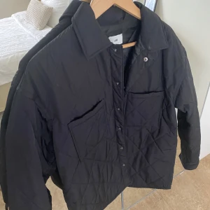 Svart Jacka  - Svart quiltad jacka från hm använd fåtal gånger. Strl s men pasar m då den är oversize, som ny 