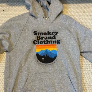 Hoodie - Grå hoodie från smokey brand clothing!  Bra skick, skriv för fler frågor🤍