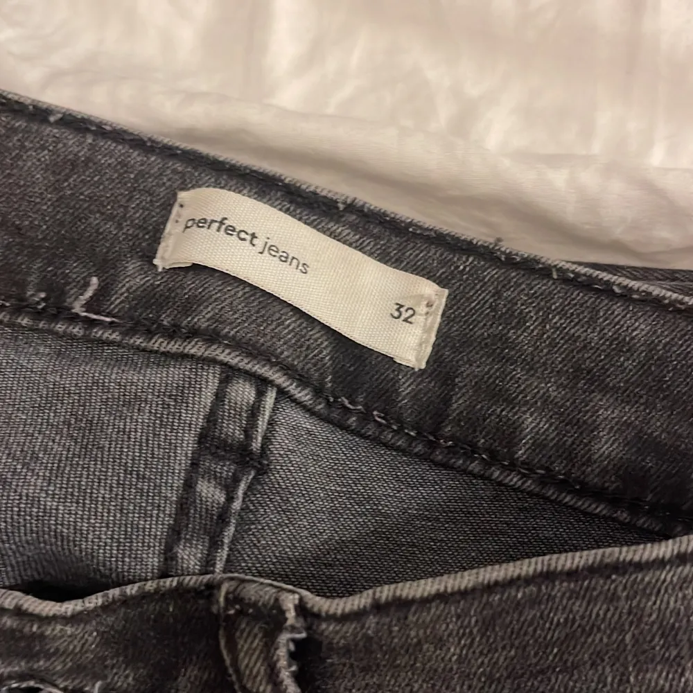Säljer ett par snygga svarta bootcut jeans. De är i storlek 32 och har en klassisk femficksdesign. Perfekta för både vardag och fest! Nypris är 500. Farkut & Housut.