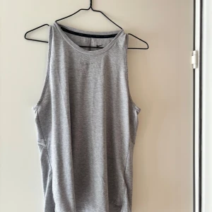 Nike träningslinne  - Super fint skick. Endast använd 1 gång 