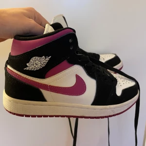 Nike air jordans - Intressekoll på dessa skor från Nike air Jordan i storlek 35,5. Skulle säga att de även passar 36. Använda en gång men inga defekter. Tvättas innan de säljs!🤩
