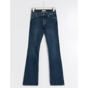 Lågmidjqde bootcut jeans - Heej, säljer nu mina lågmidjade bootcut jeans från Gina tricot, dom är i jättefint skicka endast använda 5 gånger. Nypris 500kr, skriv privat för egna bilder❤️