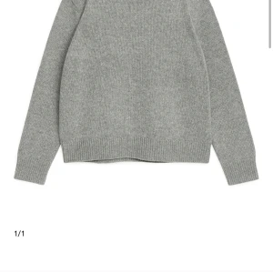Arket ulltröja  - Helt ny arket ulltröja. Köptes förra vecka, tog av taggen, men inte jätteförtjust i färgen. Har bara testat den.   Nypris:790 kr Mitt pris: 500kr  