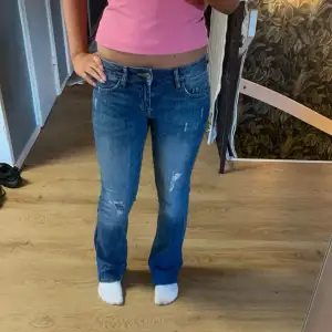 Säljer dessa ur snygga lågmidjade bootcut håliga jeansen har varit mina favorit jeans länge men säljer de då jag har för många skriv gärna om ni är intresserade eller undrar något 💕