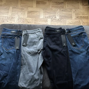 Tramarossa Jeans - En liten bulk med 4 par tramarossa Jeans som man kan köpa separat.   W31 Svarta W31 Blåa W31 Gråa W32 Blåa Alla säljs för 700st Bulkpriset är 2500