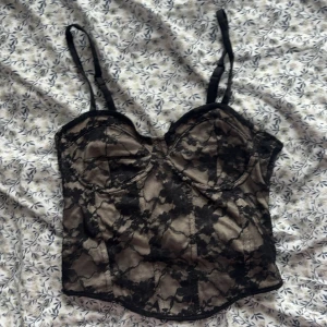 SEXIGT LINNE - Linne som är genomskinlig i ryggen. Aldrig använd! Mycket fint skick!