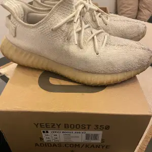 Välanvända Yeezys men finns mycket kvar i dom!  Box ingår, pris kan diskuteras