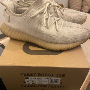 Yeezy Boost 350 V2 - Välanvända Yeezys men finns mycket kvar i dom!  Box ingår! 