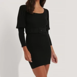 Svart klänning Misslisibell x NA-KD - Svart klänning från Misslisibells kollektion med NA-KD. Klänningen är ribbad och har långa ärmar. Storlek M och aldrig använd. 