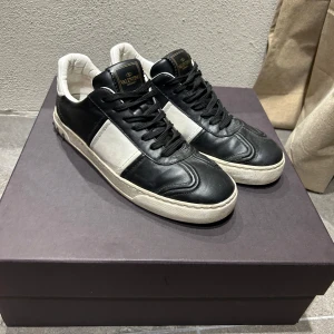 Valentino flycrew - Ett par valentino flycrews i storlek 40 och 1/2, knappast använda,boxen och all dess original tillbehör ingår. Skriv om det finns funderingar eller mera bilder👍👍