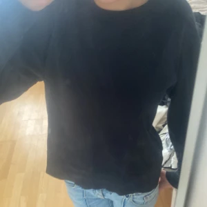Acne studios tröja - En super fin svart tröja från acne studios. Är för liten för mig i armarna, står inte vilken storlek det är men skulle säga xs. Bra skick har ett litet hål på ärmen där bak, hör av dig om du har frågor 💕