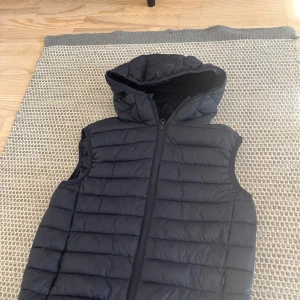 Dunväst från HM  - Dunväst från hm. Stl S herr marinblå. I fint skick. 