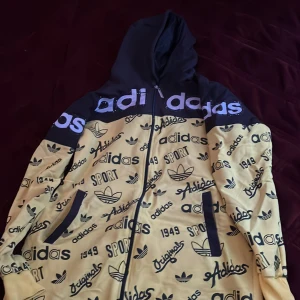 En adidas zip tröja - S, för små barn, adidas märke 