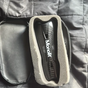 Monolit benskydd kolfiber  - Kolfiber benskydd från monolit i nyskick. Har knappt använts och säljs pga att jag lagt ner med fotbollen. Skriv vid frågor.