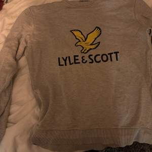 Säljer en lyle scott tröja i storleken då den inte kommer till användning, tröjan är i storlek xs. Hör gärna av er vid frågor!