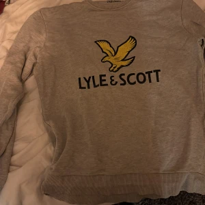 Lyle scott tröja - Säljer en lyle scott tröja i storleken då den inte kommer till användning, tröjan är i storlek xs. Hör gärna av er vid frågor!