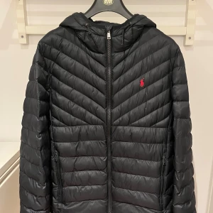 Ralph Lauren Jacka - Säljer nu min Ralph Lauren Jacka då den knappast är använd och jag har skaffat en ny jacka. Den är äkta såklart och terra insulated vilket betyder att den är fodrad och men fortfarande väldigt lätt. Det är en allvädersjacka med ett nypris på 3599kr!