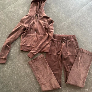 Juicy couture - Storlek xxs i byxor & xs i koftan väldigt fint skick!!  500kr per del 