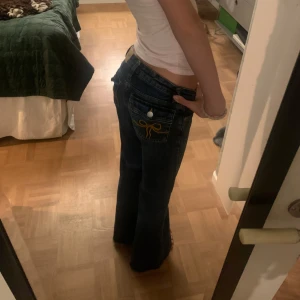 bootcut jeans med snygga fickor  - Säljer dessa perfekta lågmidjade jeans, så snygga nu till hösten. ❣️ de är i bootcut och väldigt lågmidjade, nypris 500kr o i super fint skick! 💘 endast lite slitna vid fötterna. Kan sänka pris vid snabb affär 🎀 midjemått: 33 innerbenslängd: 76